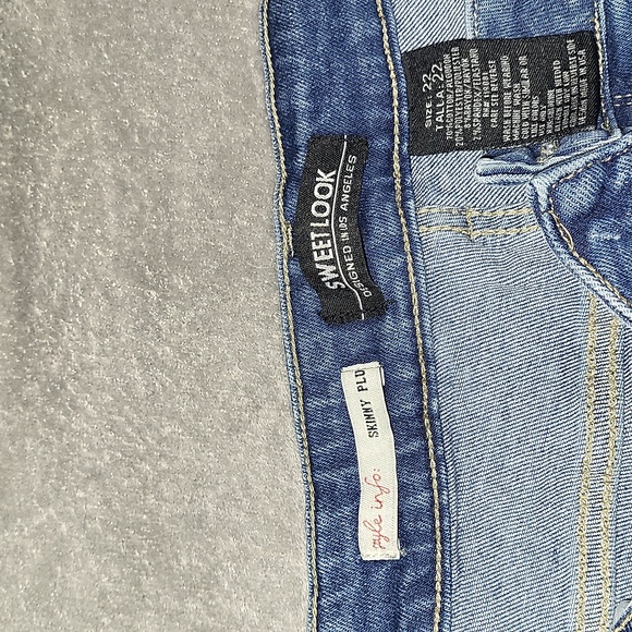 Distress Capri jeans - Picture 3 of 6